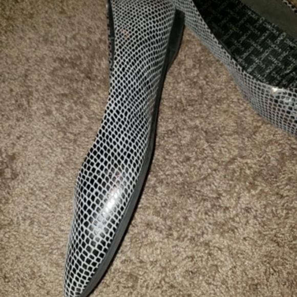 Vionic Flats - Picture 2 of 3